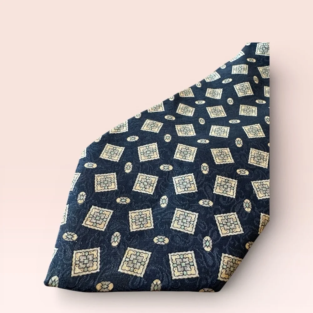 Gucci Silk Blue and Pink Beige Tie - Picture 2 of 3